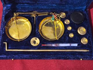 Balanza de precisión antigua con pesas