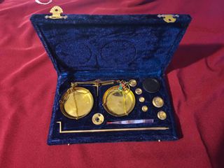 Balanza de precisión antigua con pesas