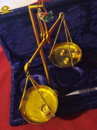 Balanza de precisión antigua con pesas