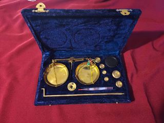 Balanza de precisión antigua con pesas