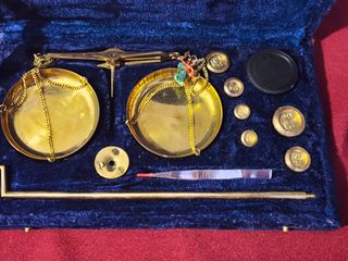 Balanza de precisión antigua con pesas