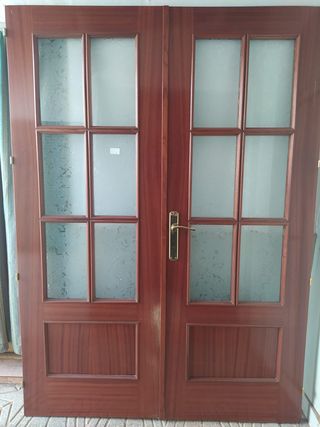 Puerta cancela madera sapely acristalada