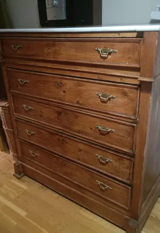 Cómoda antigua de madera