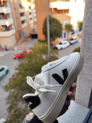 Zapatillas Veja Blancas y Negras Talla 38