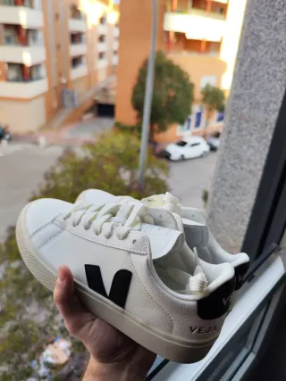 Zapatillas Veja Blancas y Negras Talla 38