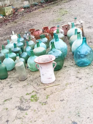 Lote antigüedades: botellas y cerámica