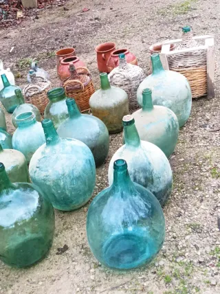 Lote antigüedades: botellas y cerámica