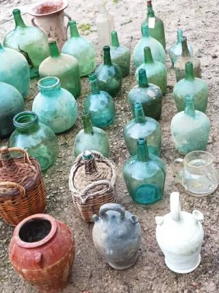 Lote antigüedades: botellas y cerámica