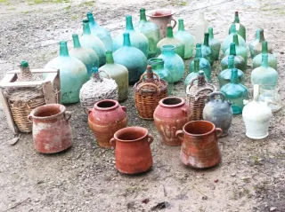 Lote antigüedades: botellas y cerámica