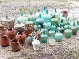 Lote antigüedades: botellas y cerámica
