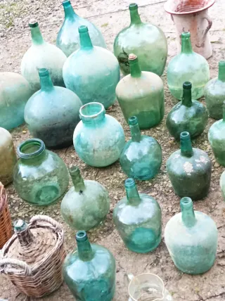 Lote antigüedades: botellas y cerámica