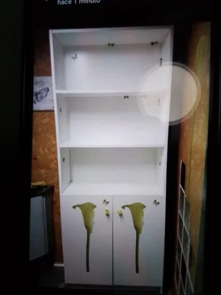 Armario blanco con baldas son pegatinas