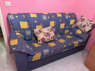 Sofá tela azul con detalles en amarillo