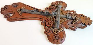 CRUCIFIJO en MADERA y METAL (c. pp. s. XX)
