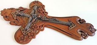 CRUCIFIJO en MADERA y METAL (c. pp. s. XX)