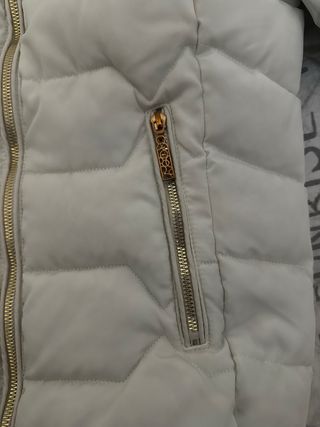 Chaqueta blanca acolchada con capucha