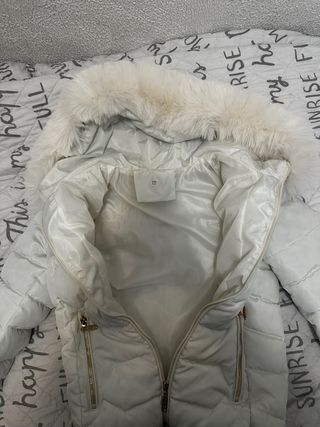 Chaqueta blanca acolchada con capucha