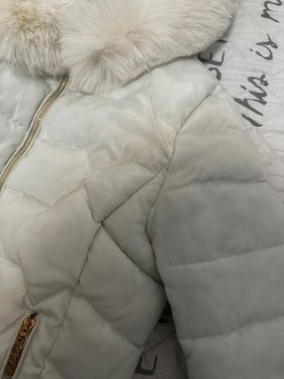 Chaqueta blanca acolchada con capucha