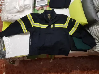 Chaqueta de trabajo azul con detalles reflectantes