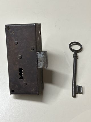 Cerradura antigua con llave