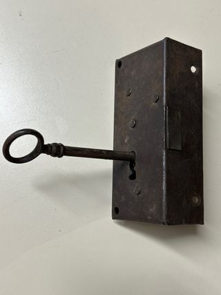 Cerradura antigua con llave