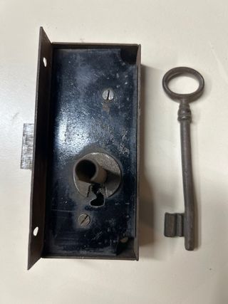 Cerradura antigua con llave