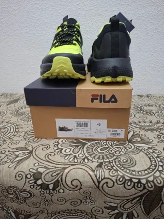 Deportivas Fila Negras y Amarillas