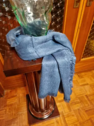 Bufanda azul con flecos