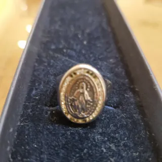Anillo con figura religiosa