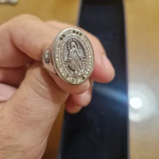 Anillo con figura religiosa