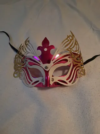 Máscara de disfraz rosa y dorada