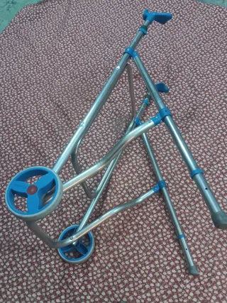 Andador con ruedas y empuñaduras