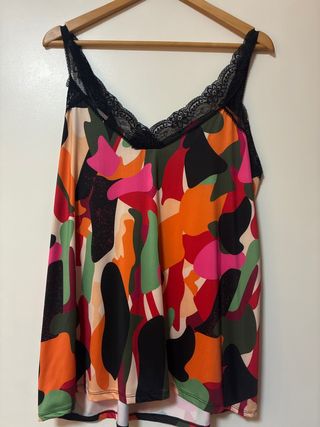 Top con encaje y estampado abstracto