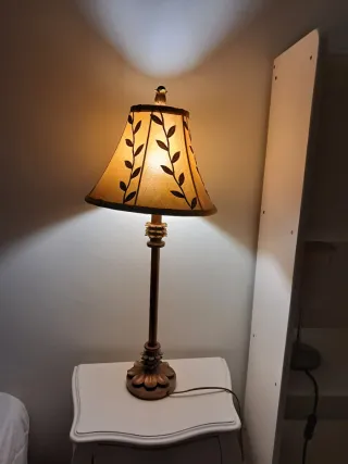 Lámpara de mesa bronce barroca.