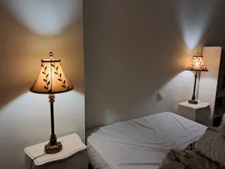 Lámpara de mesa bronce barroca.