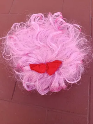 Peluca rosa con lazo rojo