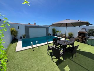Alquiler de parcela con piscina, chimenea y barbac