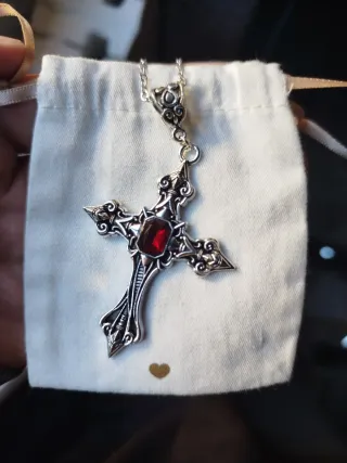 Collar colgante cruz gótica con piedra roja