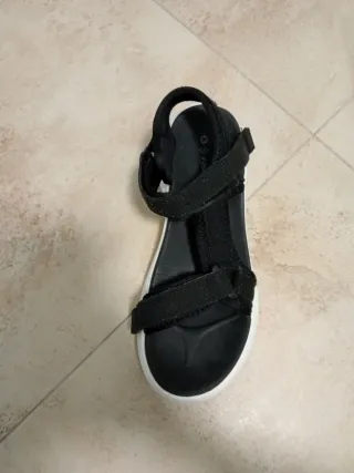 Chanclas negras y blancas