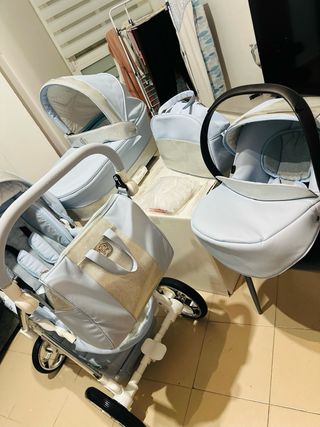 Carrito de bebé azul y plateado