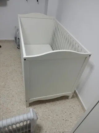 Cuna de bebé blanca