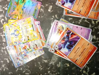 Cartas Pokémon Doradas y Negras