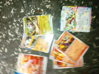 Cartas Pokémon Doradas y Negras