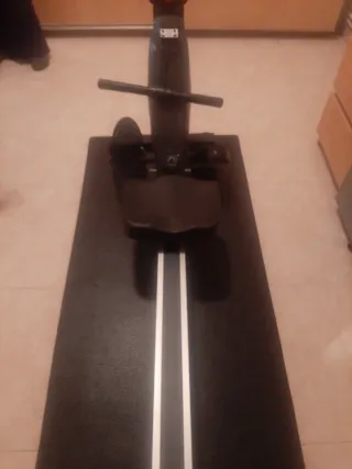 Máquina de remo con alfombrilla