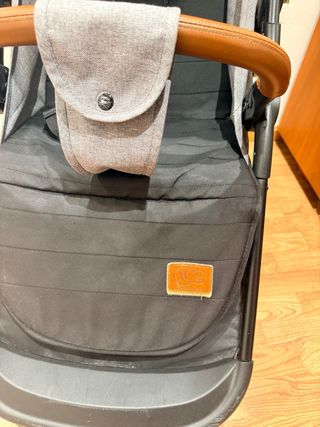 Silla de paseo gris y marrón