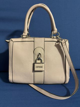 Bolso Guess rosa con candado y correa