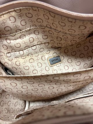 Bolso Guess rosa con candado y correa