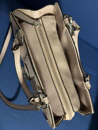 Bolso Guess rosa con candado y correa