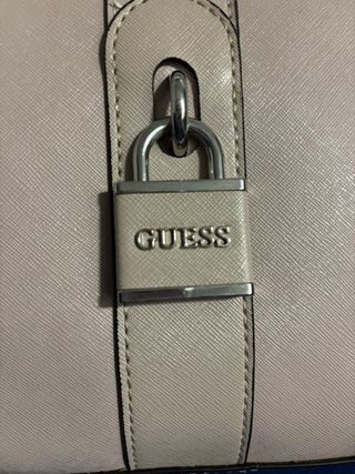 Bolso Guess rosa con candado y correa