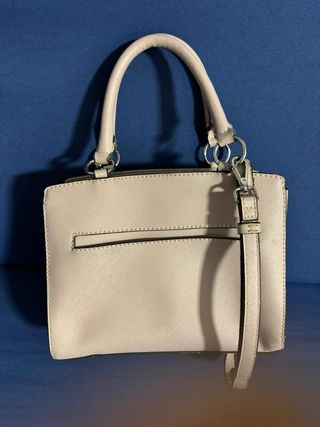 Bolso Guess rosa con candado y correa